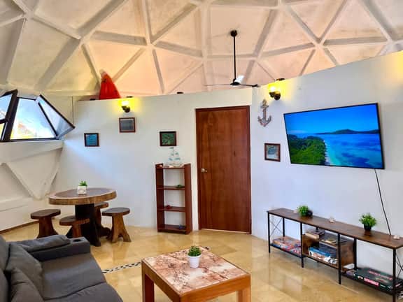 1 Street from the beach w/Pool, Rooftop Bar & A/C - Image 3