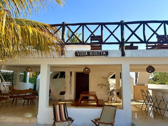 1 Street from the beach w/Pool, Rooftop Bar & A/C - Image 1